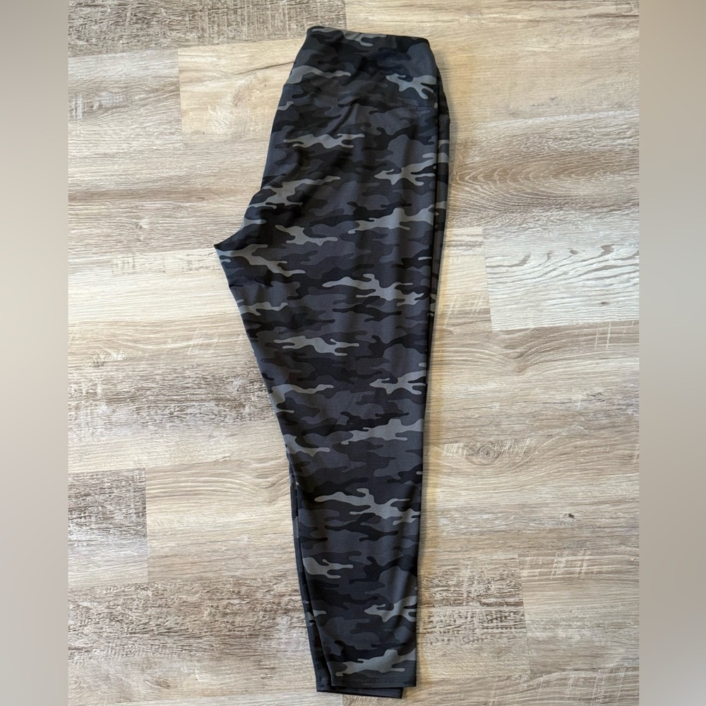 Maurices PowerStretch Camouflage Leggings Size 1X - Picture 3 of 4